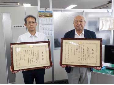 表彰を披露する斉藤管理技術者と宮下支店長
