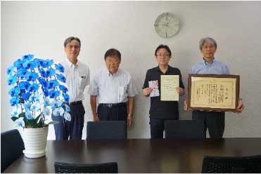 本社に報告する大橋管理技術者と渡邉支店長